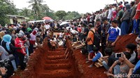 Jenazah korban kecelakaan bus dimakamkan.
