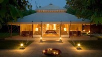 Aman-i-Khas di Taman Nasional Ranthambore di India, memiliki tenda yang begitu nyaman. Tenda berwarna putih tampak romantis, ditambah lilin-lilin yang bertebaran di sekitar tenda membuat tempat ini pas sebagai lokasi honeymoon. Fasilitasnya bahkan membantu Anda menjelajahi hutan terdekat. Harga per malamnya untuk menginap di tenda dengan suasana romantis ini sekitar US$D 925 atau sekitar Rp 12 juta. (Istimewa).