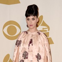 Menurut netizen, gaun yang dilengkapi cape atau jubah itu tak hanya mirip gorden, tapi juga seprai. Duh! Foto: Dok. Getty Images