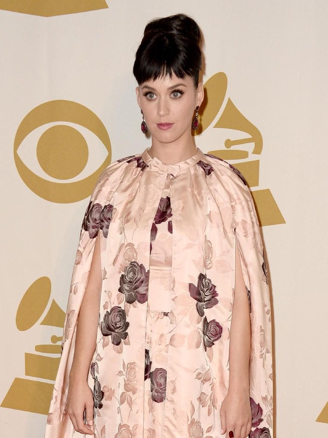 Menurut netizen, gaun yang dilengkapi cape atau jubah itu tak hanya mirip gorden, tapi juga seprai. Duh! Foto: Dok. Getty Images