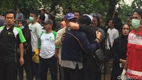 Keluarga dan kerabat menangis melihat kedatangan jenazah. Korban adalah rombongan dari Kelurahan Pisangan, Ciputat Timur. (Foto: Dyah Paramita Saraswati/detikcom)