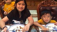 Ini pose ketiga cucu Ibu Ani saat sedang makan. Ada Aira, Airlangga dan Sakti yang nampak menggemaskan. Foto: Instagram aniyudhoyono