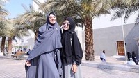 Posenya bersama Medina Zein, juga di Tanah Suci. Foto: Instagram Kartika Putri
