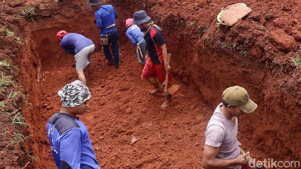 Pihak Kecamatan Ciputat Timur, Tangerang Selatan, juga menyediakan tempat pemakaman massal untuk korban kecelakaan bus di Tanjakan Emen, Minggu (11/2/2018). Ini dia liang lahatnya.