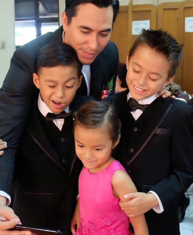 Begini Nih Keseharian Darius Sinathrya Bersama Anak-anaknya