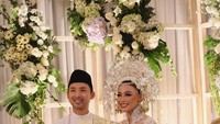 Senyum lebar Whulandary dan Nik Ibrahim setelah resmi jadi suami-istri. (Foto: dok. Instagram anazofficial)