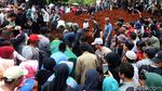 Detik-detik Pemakaman Jenazah Korban Kecelakaan Tanjakan Emen