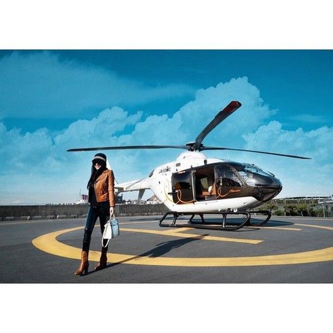 Keliling Tokyo dengan helikopter Hermes, Syahrini juga ditemani barang-barang Hermes miliknya. Dia tampak menenteng tas Hermes Birkin Niloticus Himalayan Crocodile Palladium. Tasnya itu berharga Rp 2 miliar. Foto: Instagram Syahrini