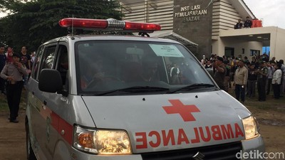 Foto: Jenazah Korban Bus Maut Tanjakan Emen Tiba di RSUD Tangsel