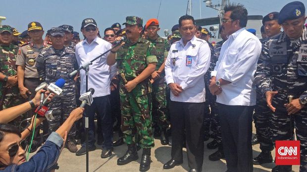 Panglima TNI Marsekal Hadi Tjahjanto (tengah) saat meninjau penangkapan sabu seberat satu ton yang berhasil digagalkan oleh TNI AL di Pangkalan TNI AL Batam, Minggu (11/2).