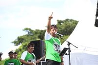 Romi menggoyang warga Bandung dengan menyanyi dan membetot bass bersama grup band SMA-nya, Bhinneka Svara IX Reunion / Foto: PPP