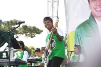 Romi menggoyang warga Bandung dengan menyanyi dan membetot bass bersama grup band SMA-nya, Bhinneka Svara IX Reunion / Foto: PPP