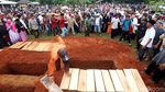 Detik-detik Pemakaman Jenazah Korban Kecelakaan Tanjakan Emen