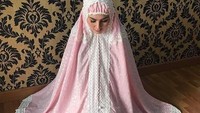 Kartika Putri berfoto dengan mukena pada 20 Juni 2017. Foto: Instagram Kartika Putri