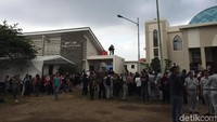 Sebanyak 26 dari 27 jenazah dibawa ke RSUD Tangsel.  Di sana, jenazah akan diurus dan dimandikan sebelum dikebumikan. (Foto: Saras/detikcom)