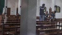 Meja, kursi, dan patung juga dirusak oleh pelaku (Foto: ANTARA FOTO/Andreas Fitri Atmoko)
