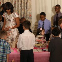 Michelle Obama pun tak luput dari kritikan dari polisi fashion dadakan jagat media sosial. Kritikannya kali ini tertuju pada gaun Prabal Gurung yang Michelle pakai saat bertemu Pangeran Harry 2013 silam. Foto: Dok. Getty Images