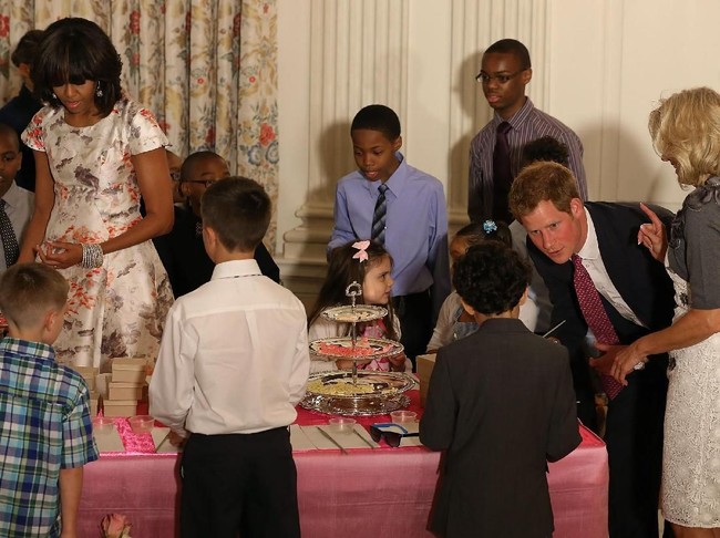 Michelle Obama pun tak luput dari kritikan dari polisi fashion dadakan jagat media sosial. Kritikannya kali ini tertuju pada gaun Prabal Gurung yang Michelle pakai saat bertemu Pangeran Harry 2013 silam. Foto: Dok. Getty Images