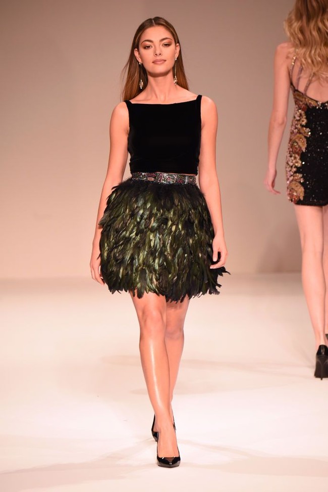 Pia Wurtzbach bukan satu-satunya Ratu Kecantikan yang hadir di runway malam itu. Tampil pula Miss Universe 2017 Demi-Leigh Nel-Peters. Foto: Getty Images