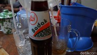 Ingat minuman saparila cap Badak? Nah, kamu bisa menemukannya di Gang Kalimati, Glodok (Shinta/detikTravel)
