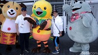 Retno Marsudi dan Erick Thohir foto bersama maskot Asian Games 2018.