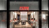 Emporio Armani Cafe adalah kedai kopi mewah yang terletak di salah satu mal terbesar di dunia, Dubai Mall. Desainnya begitu elegan, dan menciptakan kesan interior modern and chic dipadu dengan suasana santai di tengah tempat yang ramai. (Istimewa).