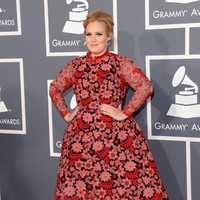  Kenapa Adele pakai gaun yang mirip gorden? kata seorang netizen di Twitter. Foto: Dok. Getty Images