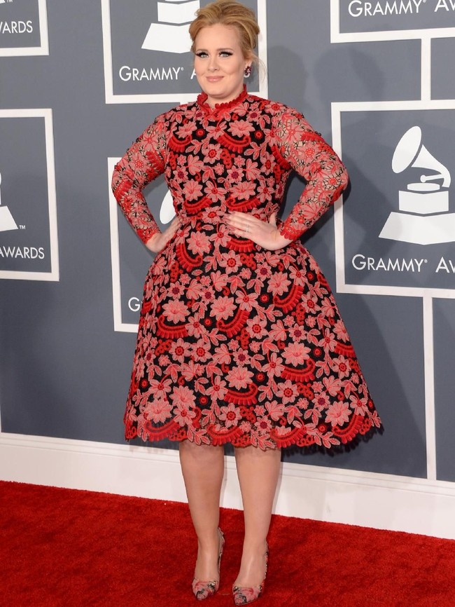  Kenapa Adele pakai gaun yang mirip gorden? kata seorang netizen di Twitter. Foto: Dok. Getty Images