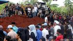 Ribuan Warga Lepas Korban Kecelakaan Maut ke Peristirahatan Terakhir