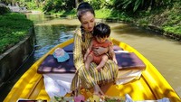 Bersama dengan Ibu Atiqah, Salma juga terlihat asyik melihat menu sarapan sang ibu. Di perahu kecil, Atiqah terlihat tengah menyantap salad dan juga jus buah. (Foto: Instagram riodewanto)