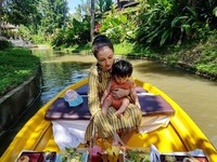 Keluarga Rio Dewanto Kulineran di Ubud hingga Momen Bos Facebook dengan Makanan