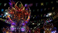 Ini salah satu hiasan kepala yang dipakai para penampil di karnaval tersebut. 