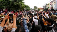 Warga juga mengabadikan ambulans yang membawa jenazah korban kecelakaan.