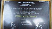 Fadillah Ichsani mendapatkan kado manis ulang tahun ke 18 dari ibunda tercintanya yaitu sebuah motor sport Honda CBR1000RR SP 2018 setelah menunggu selama tujuh bulan. Ini juga menjadikan Fadillah sebagai pemilik pertama sepeda motor super sport Honda CBR1000RR di Indonesia. Foto: PT Wahana Makmur Sejati