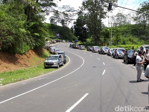 Pembuatan Jalur Penyelamatan di Tanjakan Emen Terganjal Lahan