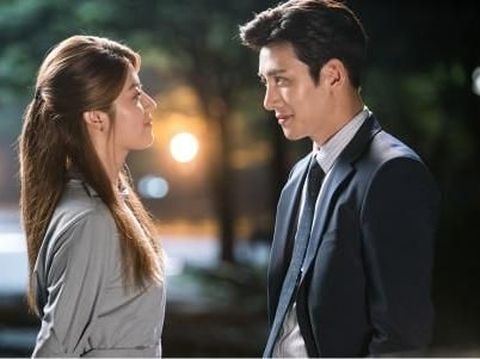 Ilustrasi pasangan jatuh cinta.