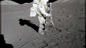Astronot Harrison H. Schmitt mengambil sampel permukaan Bulan untuk dibawa pulang ke Bumi sebagai bahan penelitian. Foto: NASA