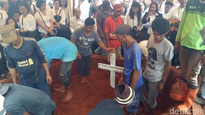 Suasana Pemakaman Advent Bangun