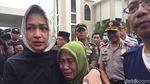 Potret Airin Tenangkan keluarga Korban Bus Maut Tanjakan Emen