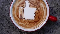 Lewat instagramnya @zuck, pria ini beberapa kali memposting foto dirinya bersama makanan. Kali ini ia memamerkan segelas kopi dengan latte art bentuk jempol, seperti simbol Facebook.  Foto: Instagram @zurk
