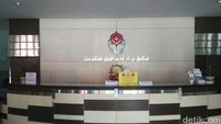 Tiga korban penyerangan di Gereja Santa Lidwina, stasi Bedog Paroki Kumetiran, Sleman, dirawat di RS Panti Rapih. Mereka tiba pukul 07.50 WIB menggunakan ambulans.