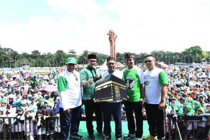 Romi Goyang Warga Bandung Bareng Ridwan Kamil dan Uu