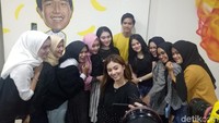 Wah, yang ini seru banget. Kaesang dikelilingi wanita sampai-sampai tak kelihatan ya. Yang keliatan justru tampang Kaesang yang jadi hiasan dinding gerainya. Foto: Ibnu Munsin/detikcom