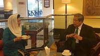 Ibu dua anak ini juga suka minum kopi. Nampak Ibu Ani dan SBY sedang menikmati kopi dan croissant sebelum menghadiri sebuah acara. Foto: Instagram aniyudhoyono