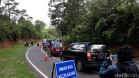 Garis polisi masih dipasang di lokasi kecelakaan yang menewaskan 27 orang.