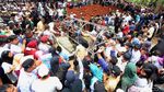 Detik-detik Pemakaman Jenazah Korban Kecelakaan Tanjakan Emen