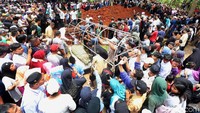 Jenazah dimakamkan.