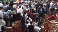 Jenazah mulai berdatangan ke TPU Legoso, sejak pukul 12.50 WIB.