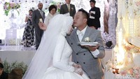 Di acara resepsi tersebut, Angel Lelga dan Vicky Prasetyo tampak mesra. Foto: Palevi/detikHOT