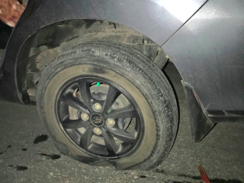 Pecah ban. Foto: Twitter TMCPoldaMetro Pecah ban. Foto: Twitter TMCPoldaMetro